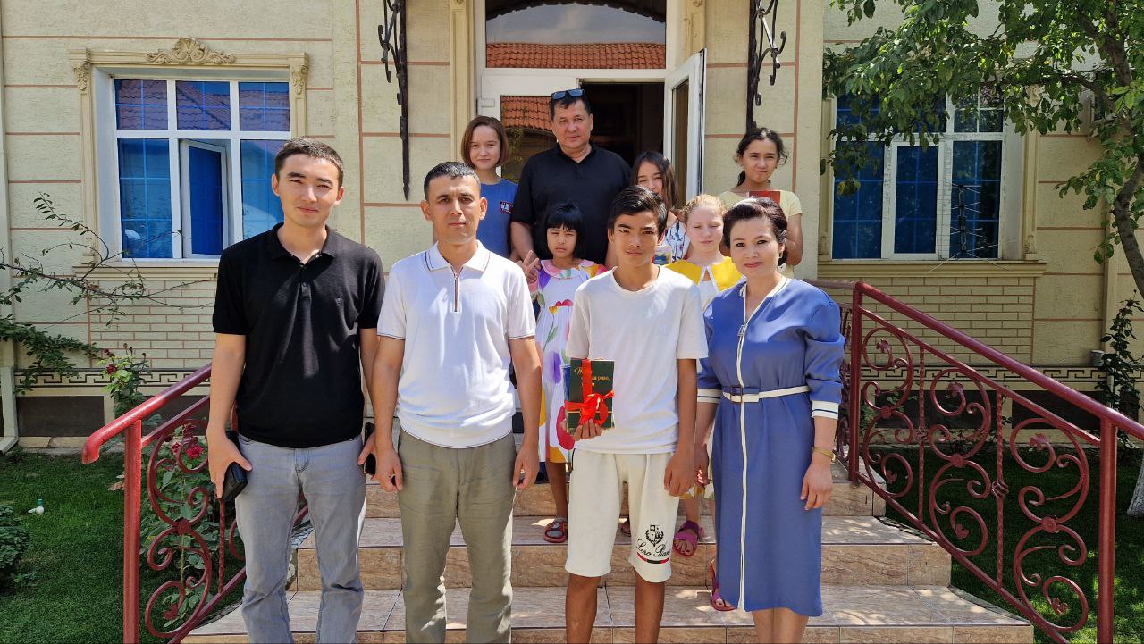 Oilaviy bolalar uyining farzandlari va ota-onalarini Mustaqillik kuni bilan tabriklashdi