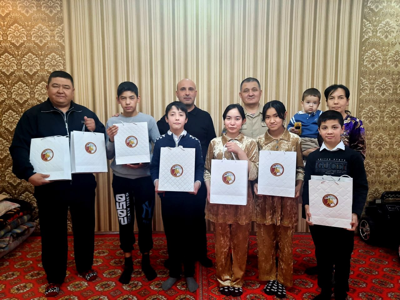 Mehr - oqibat xayr saxovatlilik, bu xalqimizga xos olijanob fazilatlarni yorqin ifodasi sanaladi. Milliy gvardiya mas'ullari tomonidan Nukus shahridagi Oilaviy uylar tarbiyalanuvchilari holidan xabar olindi.
