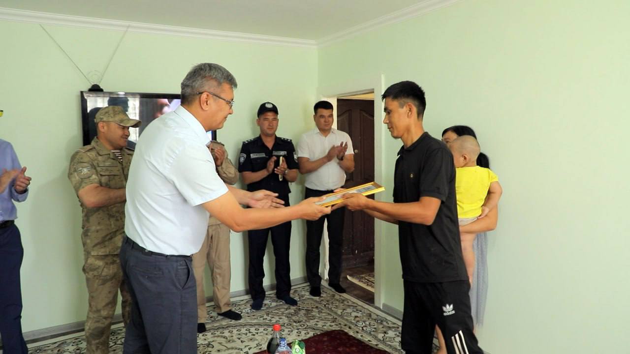 В Каракалпакстане троим бывшим воспитанникам Дома «Мехрибонлик» вручены ключи от квартир