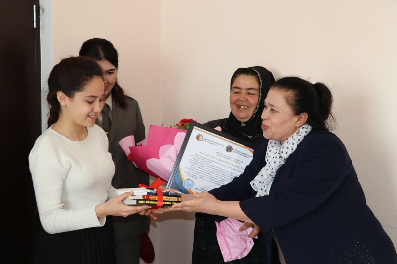 Главам семейных детских домов вручены благодарственные письма от имени командующего Национальной гвардией и министра народного образования