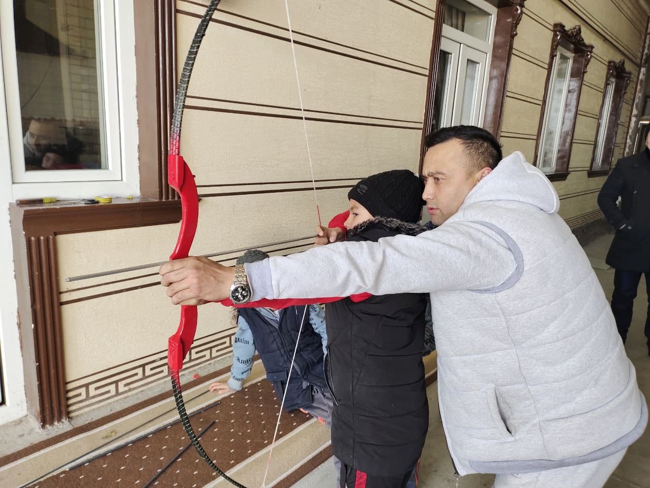 В СЕМЕЙНОМ ДЕТСКОМ ДОМЕ С ВОСПИТАННИКАМИ ПРОВОДЯТСЯ МАСТЕР-КЛАСС ПО СТРЕЛЬБЕ ИЗ ЛУКА