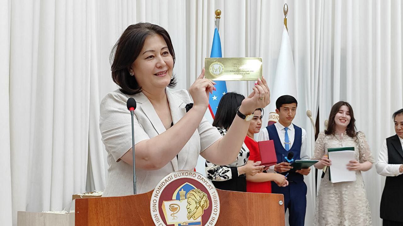 “Yangi Oʻzbekistonning ibratli oilasi” koʻrik-tanlovining viloyat bosqichi gʻoliblari safida Buxoroda joylashgan oilaviy bolalar uylari rahbarlari ham taqdirlandi