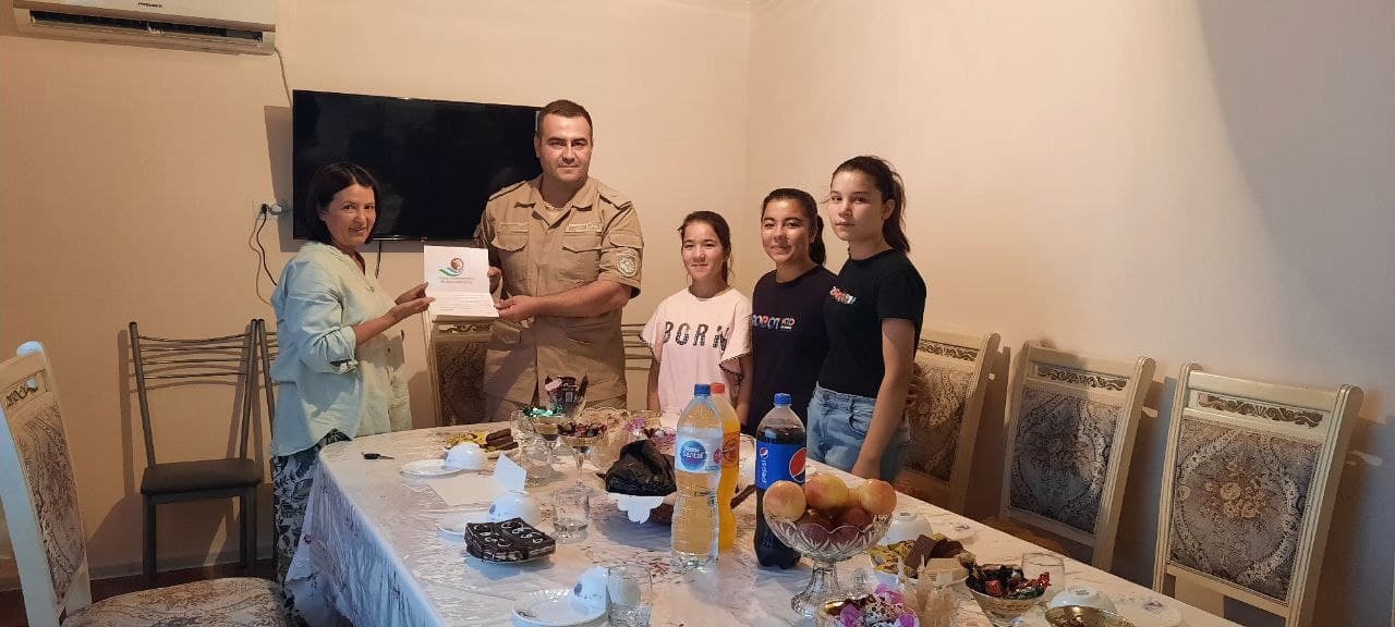 В Сурхандарьинской области представители Национальной гвардии поздравили родителей и детей семейных домов