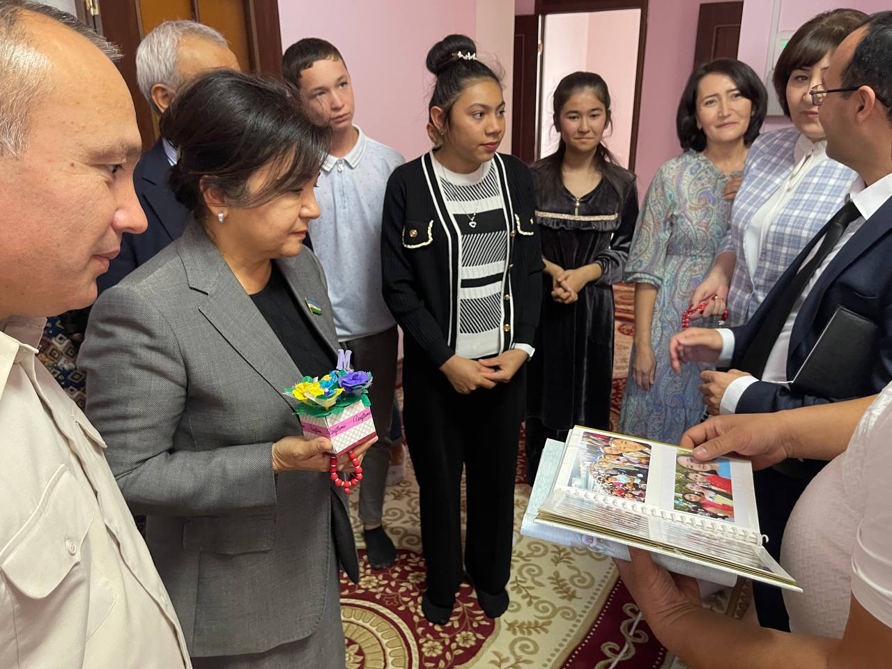 Oliy Majlis senatori oilaviy bolalar uyida mehmon bo‘ldi