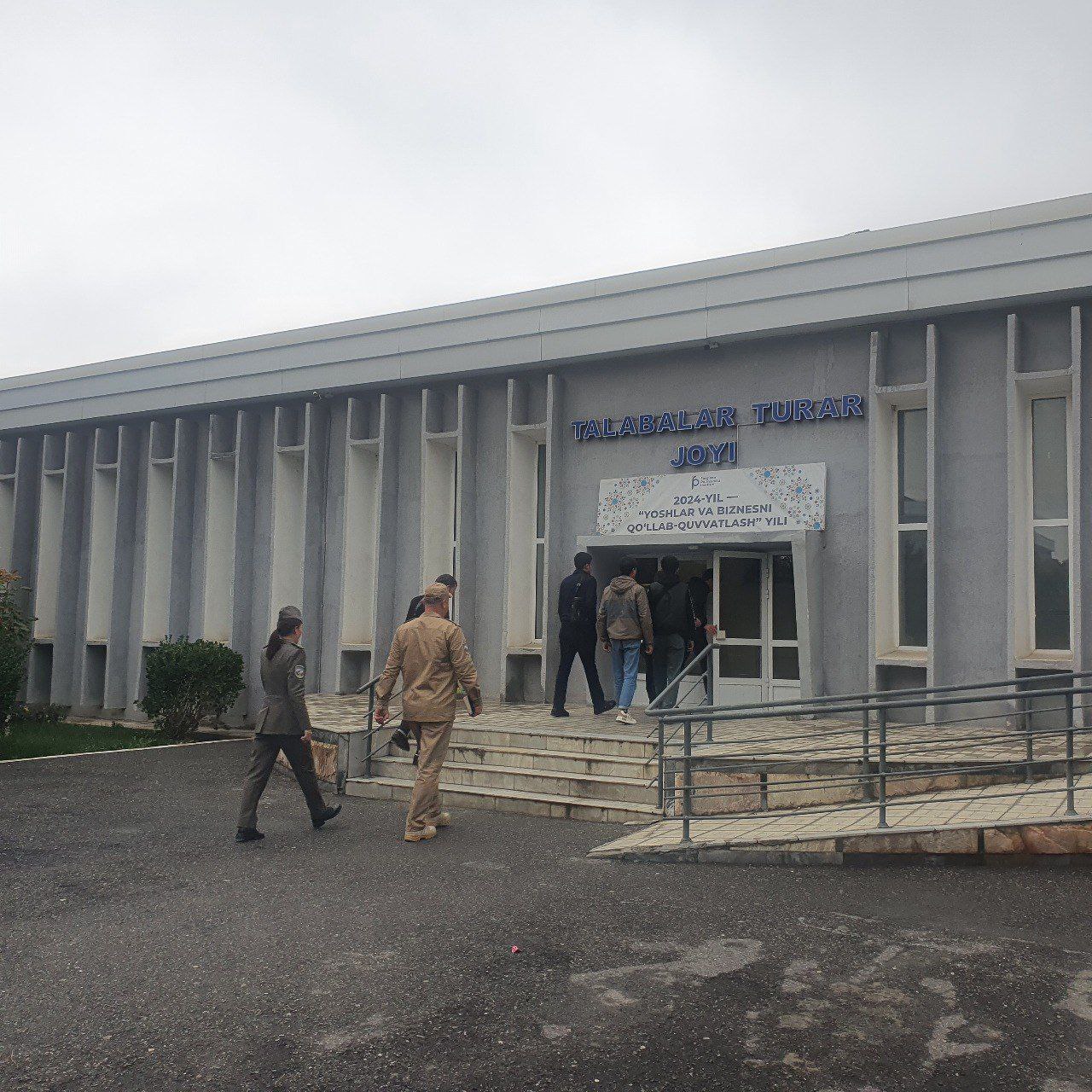 “Mehribonlik” uylari bitiruvchilari va Oilaviy uylar farzandlarining talabalar turar joylaridagi yashash sharoitlari o‘rganildi.