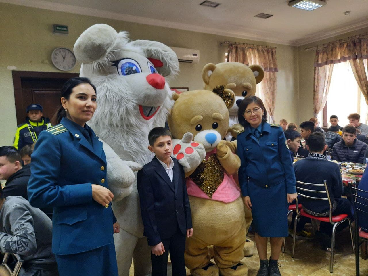 Toshkent shahar IIBB Yo‘l harakati xavfsizligi boshqarmasi xodimlari poytaxtimizda joylashgan 22-sonli Mehribonlik uyi tarbiyalanuvchilari uchun bayram tashkil etdi.