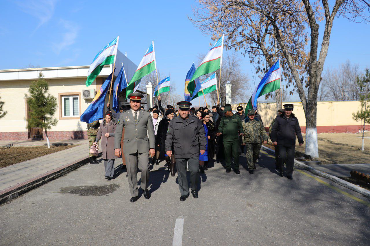 Guliston harbiy prokuraturasi, Milliy gvardiya Sirdaryo viloyati bo‘yicha boshqarmasi, viloyat FVB, Mudofaa bo'limi va O‘zbekiston Yoshlar ittifoqi Sirdaryo viloyati Kengashi bilan hamkorlikda Mirzaobod tumanida joylashgan harbiy qismda olis hududlardagi maktab o‘quvchilari uchun "Ochiq eshiklar kuni" tadbiri o‘tkazildi.