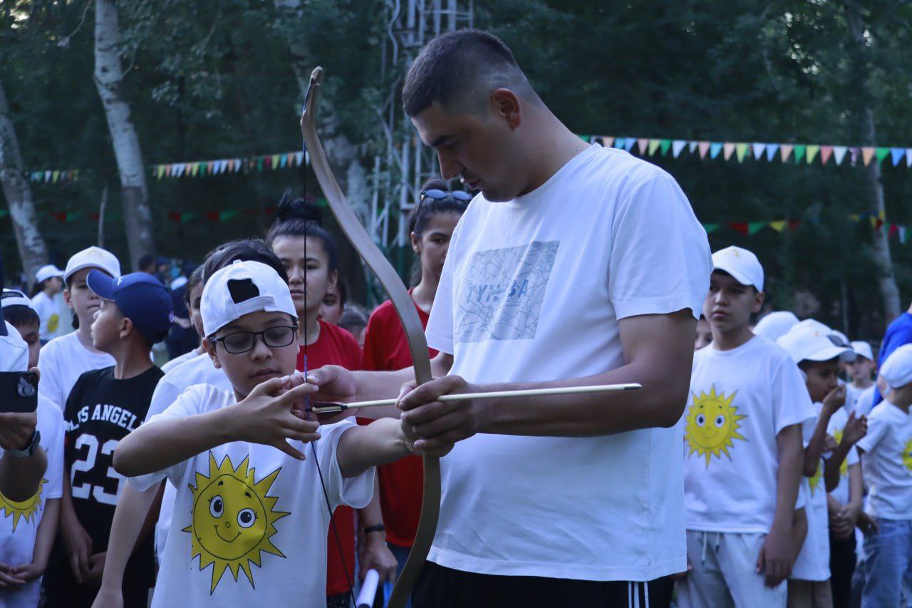 Navoiy shahridagi "Oftobjon" bolalar oromgohida "Dolzarb 90 kun" doirasida harbiy vatanparvarlik tadbirlari tashkil etildi.
