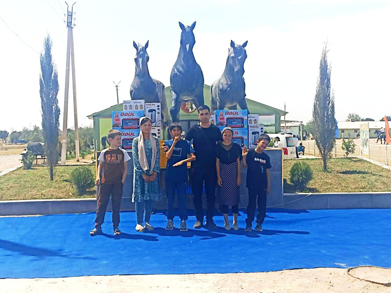 Termiz tumanida joylashgan “Qorabayr mahorat maktabi”da sportning polo turi bo‘yicha mintaqaviy chempionat o‘tkazilayotganligi munosabati bilan Surxondaryo viloyatidagi barcha Oilaviy uylar o'g'il-qizlari tashrif buyurdi. Madaniy va sport tadbirlari tashkillashtirilib, bolalarga mahorat maktabida yoshlar uchun yaratilgan shart-sharoitlar yaqindan tanishtirildi.