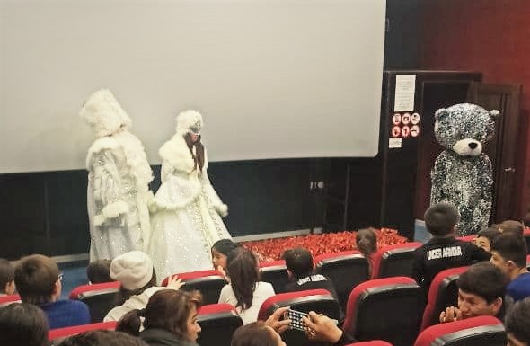 Новый год приходит к детям