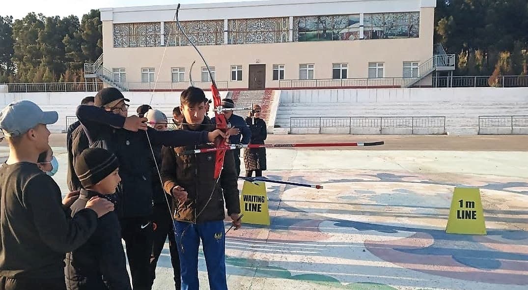Воспитанники семейных детских домов знакомились со стрельбой из лука.