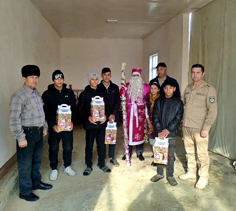 Накануне праздника детям вручили подарки