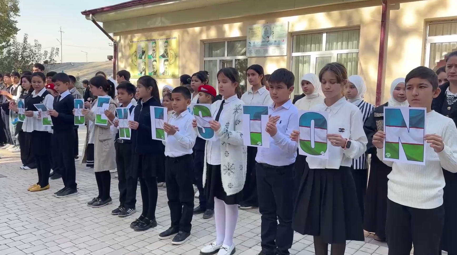 Yangiyo'l shahrida joylashgan 7-sonli umumta'lim maktabida “O‘zbekiston Respublikasi Davlat bayrog‘i qabul qilinganligining 34 yilligi” munosabati bilan “Bir Vatan, bir el, bir bayroq!” shiori ostida tantanali tadbir hamda "Uch avlod uchrashuvi" tashkil etildi.