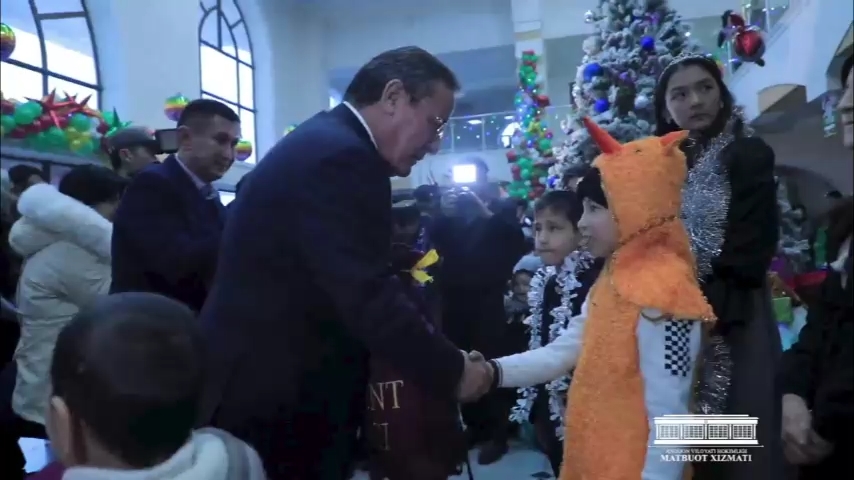 ANDIJON VILOYAT HOKIMI BOLAJONLARGA PREZIDENT SOVG‘ALARINI ULASHDI