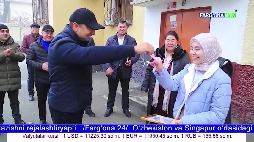 Mehribonlik uyi bitiruvchisi farg‘onalik Madinaga yangi xonadon kaliti topshirildi
