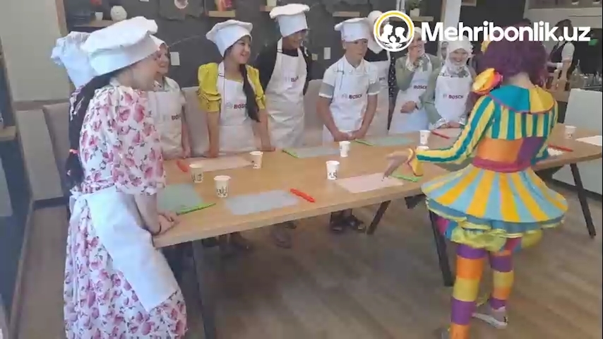 “Taʼm laboratoriyasi” pazandalik maktabi asoschisi, oshpaz Saida Azizxonova tomonidan Turdialiyeva va Karimovalar oilasi farzandlari uchun mahorat darsi o‘tkazilmoqdi. Mashg‘ulot davomida bolalar pissa, fri, turli salatlar hamda yangi siqilgan olma va sabzi sharbatini tayyorlashmoqda.